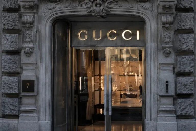 Coty redefine su estrategia al dejar Gucci Beauty y fortalecer su portafolio global de marcas premium.