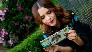 Marca de cosméticos de Yuya con productos de belleza que representan el crecimiento del emprendimiento digital en México