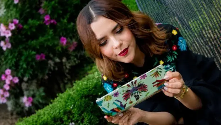 Marca de cosméticos de Yuya con productos de belleza que representan el crecimiento del emprendimiento digital en México