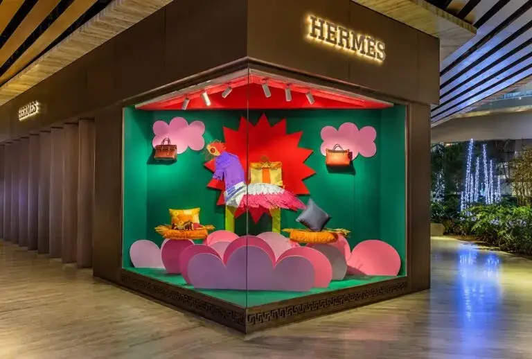 Diseño artesanal en la colaboración entre Mestiz y Hermès México con escaparates creados por artesanos mexicanos.