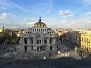 Turismo en México con menor participación de viajeros de Estados Unidos por cambios en conectividad y competencia internacional.
