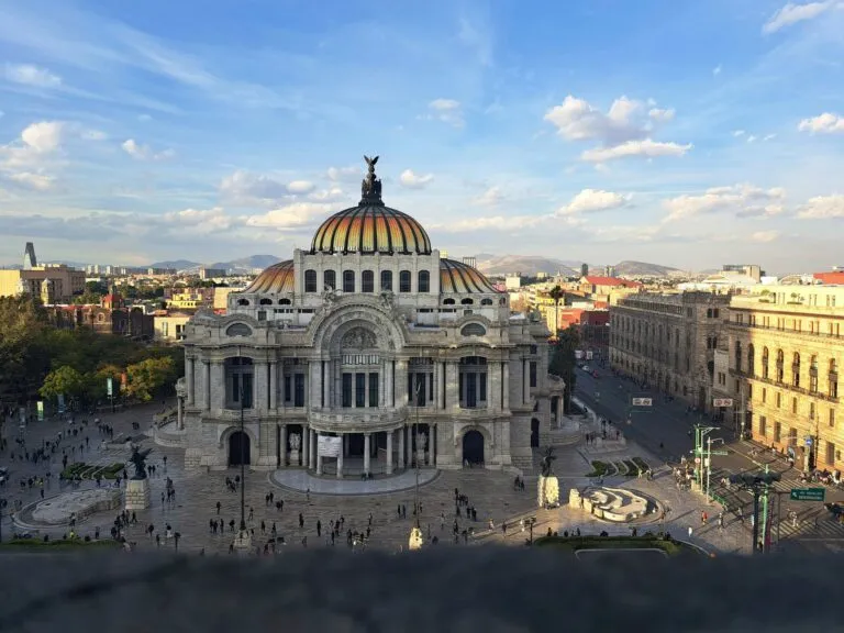 Turismo en México con menor participación de viajeros de Estados Unidos por cambios en conectividad y competencia internacional.