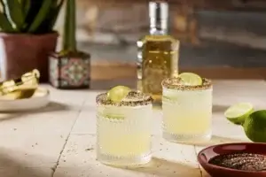 El mezcal mexicano incrementa exportaciones y gana reconocimiento internacional como bebida premium artesanal.