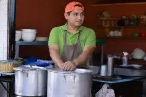 Clientela en restaurantes con baja afluencia en negocios de comida de Soledad, San Luis Potosí.