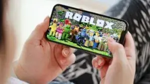 Roblox presenta Build, una herramienta de inteligencia artificial para crear videojuegos desde dispositivos móviles.
