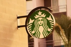 Starbucks en México mantiene su plan de expansión pese a un entorno de menor consumo durante 2026.