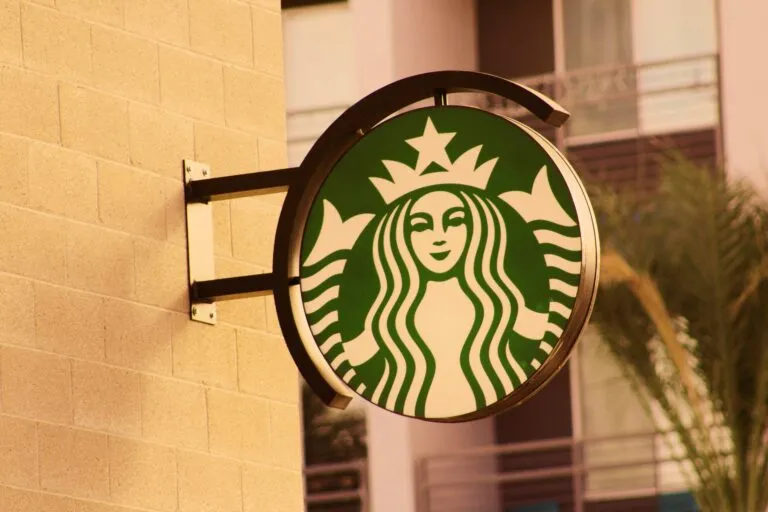 Starbucks en México mantiene su plan de expansión pese a un entorno de menor consumo durante 2026.