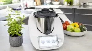 Thermomix busca vender 50 mil equipos al año en México mediante venta directa y expansión de consultoras.