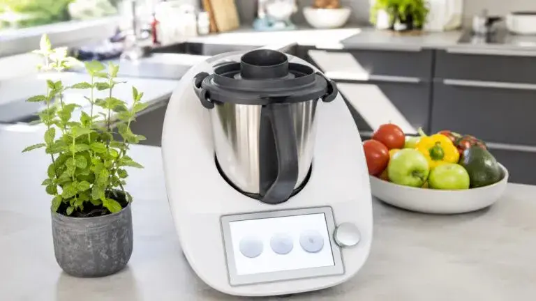 Thermomix busca vender 50 mil equipos al año en México mediante venta directa y expansión de consultoras.