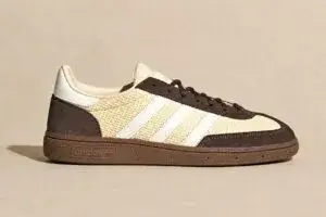 Adidas Handball Spezial en México con tonos café y crema, suela de goma y diseño retro para moda urbana.