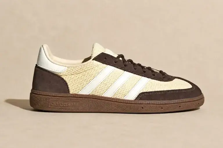 Adidas Handball Spezial en México con tonos café y crema, suela de goma y diseño retro para moda urbana.