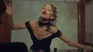 Ariana Grande transforma su imagen mientras R.E.M. Beauty crece y fortalece el alcance comercial de su marca personal.