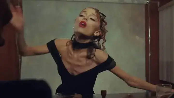 Ariana Grande transforma su imagen mientras R.E.M. Beauty crece y fortalece el alcance comercial de su marca personal.