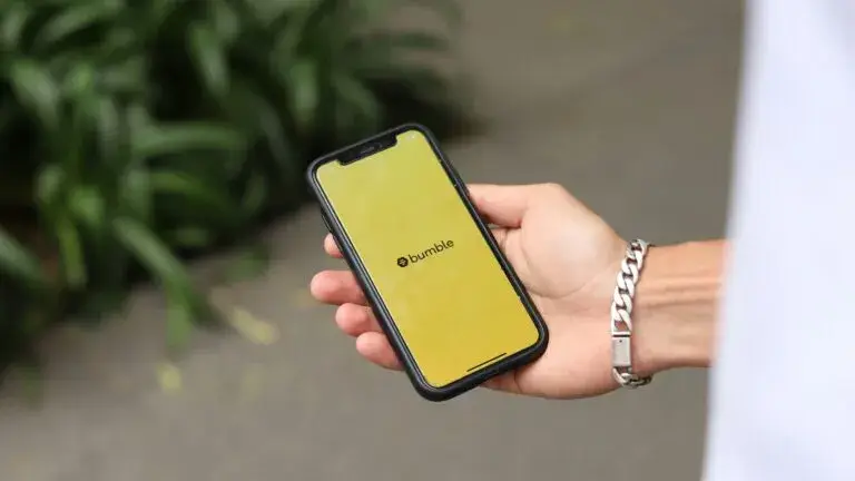 Bumble prepara un modelo sin swipe y apuesta por encuentros presenciales ante los nuevos hábitos de los usuarios de aplicaciones de citas.