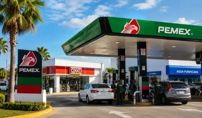 Estación de servicio con vehículos cargando gasolina Magna en Cancún, reflejando el aumento en los costos del combustible para empresas.