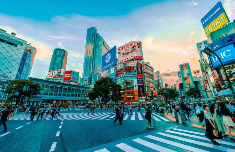 Economía de Japón con inflación persistente, yen débil y cambios en la política monetaria