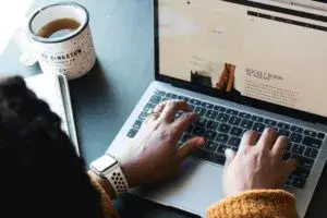 Emprender o elegir una franquicia requiere evaluar capital, autonomía y riesgo