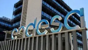 Endesa implementará un programa voluntario para reducir su plantilla como parte de su plan estratégico de reorganización.