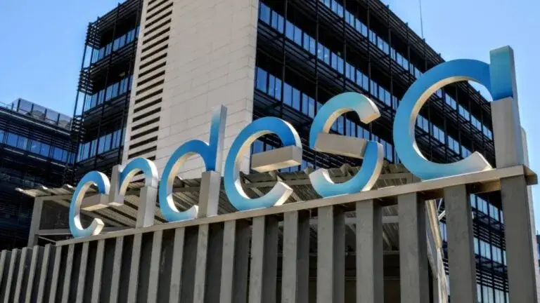 Endesa implementará un programa voluntario para reducir su plantilla como parte de su plan estratégico de reorganización.