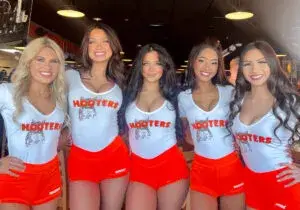 Hooters intenta demostrar que una marca puede sobrevivir incluso después de una fuerte crisis financiera.