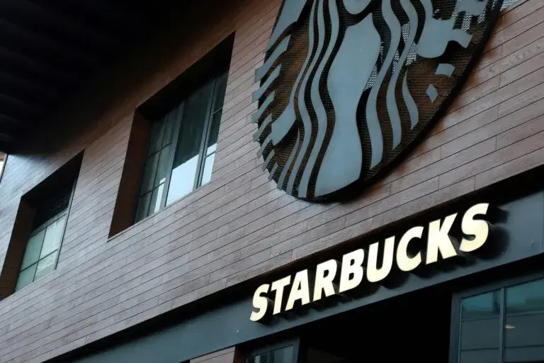 Starbucks China cambia su modelo para impulsar su expansión y fortalecer su presencia en el mercado chino.