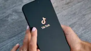 TikTok pagará 400 millones de dólares y reforzará sus controles para menores tras acusaciones relacionadas con privacidad infantil.