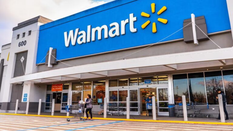 Walmart crece en comercio digital y publicidad mientras enfrenta consumidores más cautelosos y acelera nuevas inversiones.