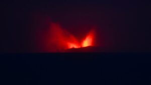 La erupción del Anak Krakatau provoca una enorme nube de ceniza y afecta vuelos, turismo y actividad económica en Indonesia.