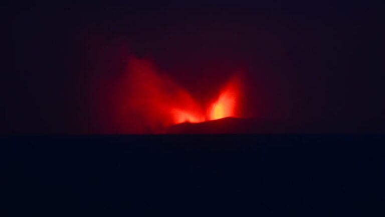 La erupción del Anak Krakatau provoca una enorme nube de ceniza y afecta vuelos, turismo y actividad económica en Indonesia.