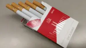 Marlboro pierde participación en el mercado de cigarrillos mientras crecen nuevas categorías dentro de la industria de la nicotina.