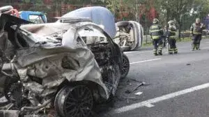 Choque en la autopista México-Toluca deja dos personas muertas dentro de un vehículo híbrido de origen chino.