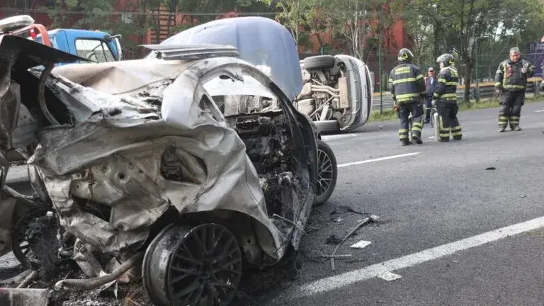 Choque en la autopista México-Toluca deja dos personas muertas dentro de un vehículo híbrido de origen chino.