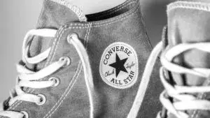 Converse retira una campaña protagonizada por Karina tras críticas por elementos visuales asociados con imágenes racistas en Estados Unidos.