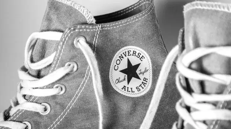 Converse retira una campaña protagonizada por Karina tras críticas por elementos visuales asociados con imágenes racistas en Estados Unidos.