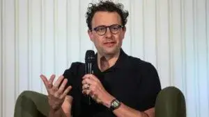 Dario Amodei propone reducir el ritmo de desarrollo de la inteligencia artificial avanzada mediante nuevas medidas de seguridad.