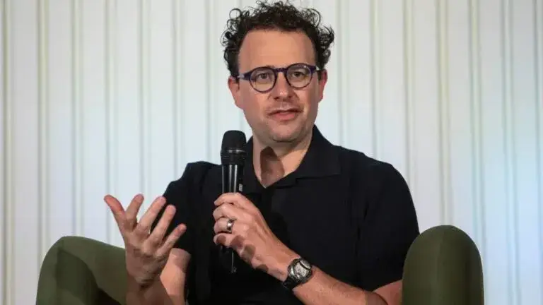 Dario Amodei propone reducir el ritmo de desarrollo de la inteligencia artificial avanzada mediante nuevas medidas de seguridad.