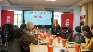 Elektra financia la nueva fuerza laboral de motocicletas en México