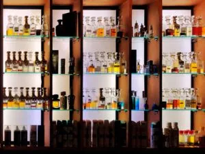 Compra de perfumes por internet provoca pérdidas a una empresaria que recibió mercancía incompleta y posibles imitaciones.