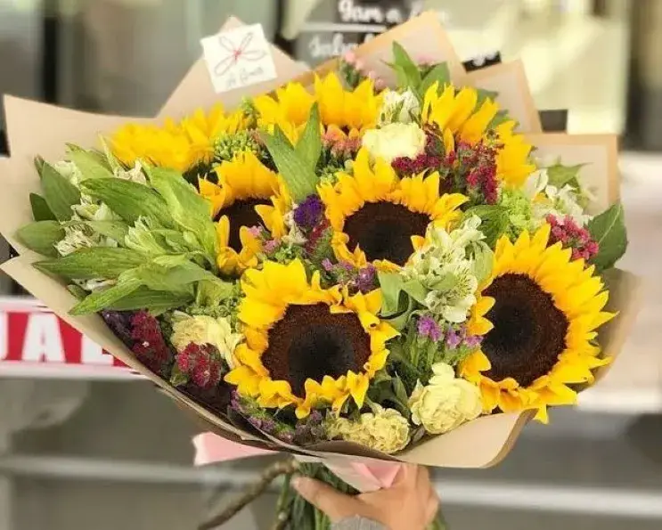 Flores amarillas impulsan las ventas de florerías en México durante septiembre mediante una tendencia comercial difundida en redes sociales.