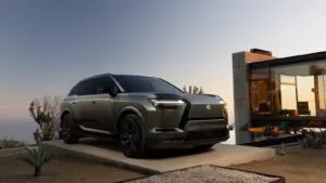 Lexus TZ 2027 eléctrico estacionado frente a una residencia moderna