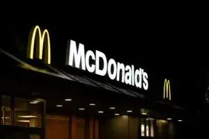 Entrega por dron de McDonald’s en Shanghái para transportar pedidos en cerca de diez minutos.