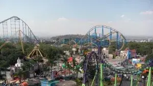 Six Flags concentra su estrategia en parques con mayor potencial mientras México recibe nuevas atracciones y experiencias.