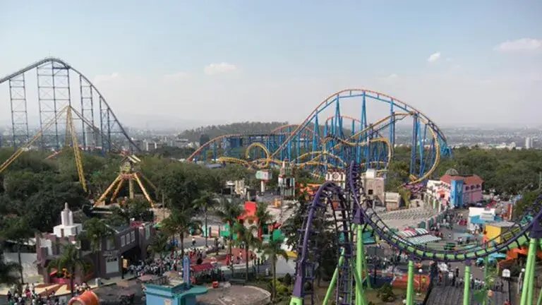 Six Flags concentra su estrategia en parques con mayor potencial mientras México recibe nuevas atracciones y experiencias.