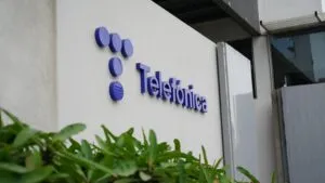 Telefónica estudia vender su filial en Venezuela como parte de su estrategia para reducir operaciones en Hispanoamérica.