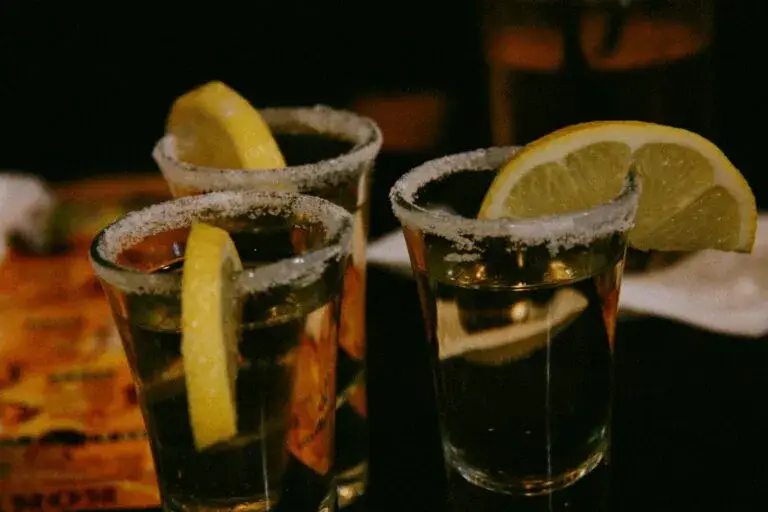 Productores de agave trabajan en México ante el crecimiento del tequila y mezcal en Estados Unidos