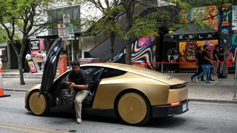 Tesla enfrenta una investigación federal por el lanzamiento del Cybercab sin volante ni pedales en calles públicas de Austin.
