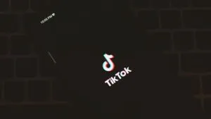 TikTok pagará una multa en Reino Unido por deficiencias en la protección de datos y los controles de acceso para menores de 13 años.