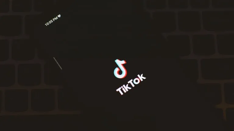 TikTok pagará una multa en Reino Unido por deficiencias en la protección de datos y los controles de acceso para menores de 13 años.