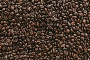 Paquetes de café tostado y molido que representan el estudio de Profeco sobre irregularidades en productos comercializados en México.