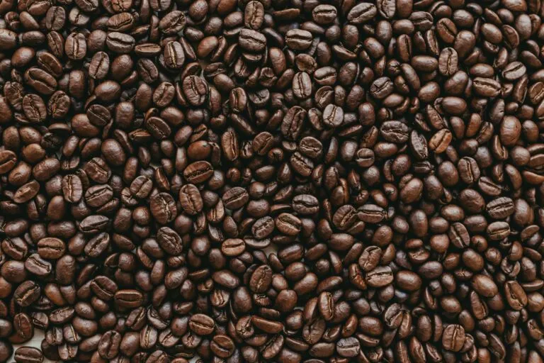 Paquetes de café tostado y molido que representan el estudio de Profeco sobre irregularidades en productos comercializados en México.